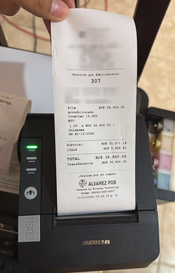 Ticket de venta de Alvarez POS saliendo de una impresora térmica en un negocio cliente